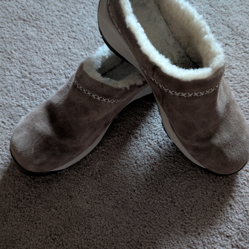 Merrell Women's Tan Slip-On Slippers
